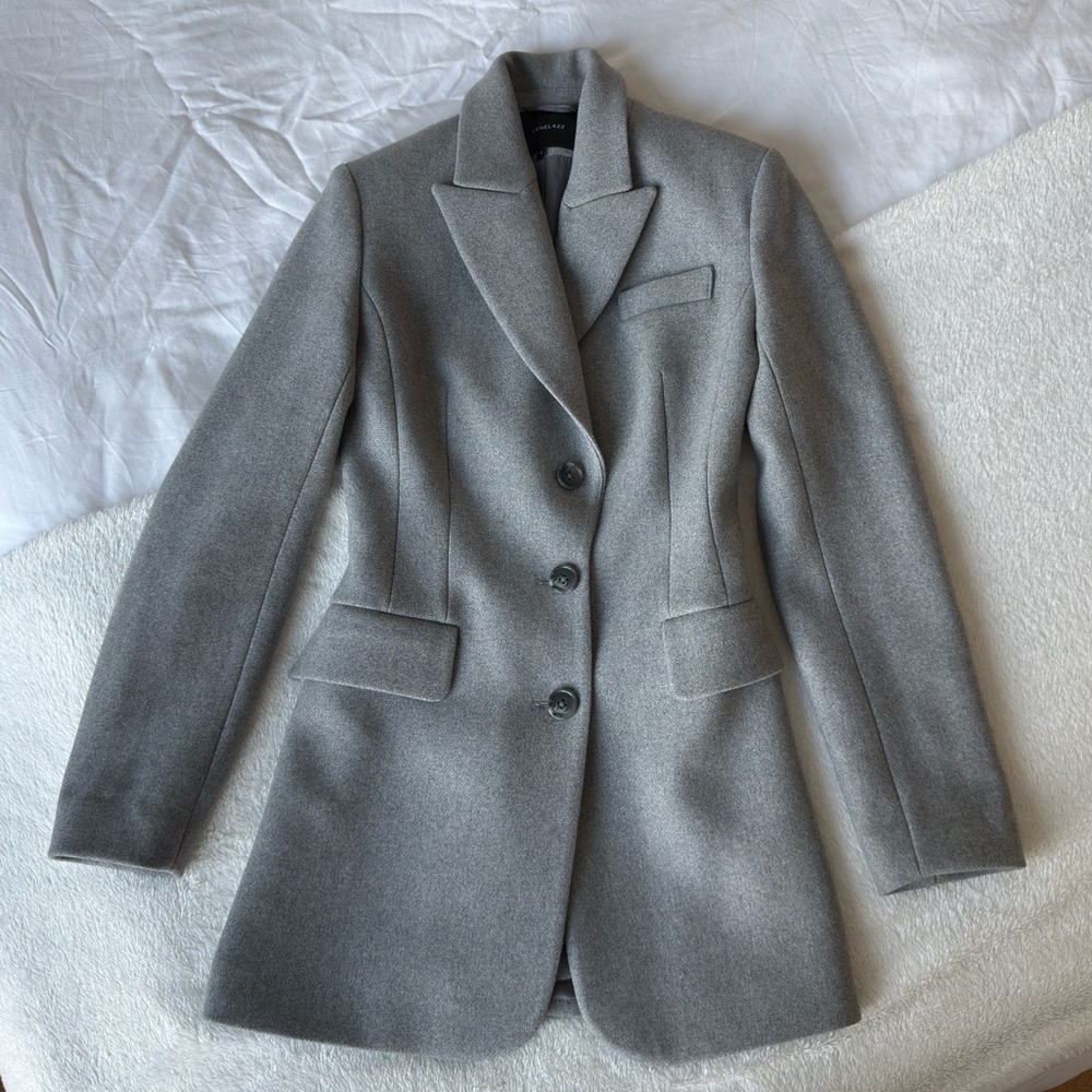 Gray coat / elongated blazer with accentuated structured waist in wool